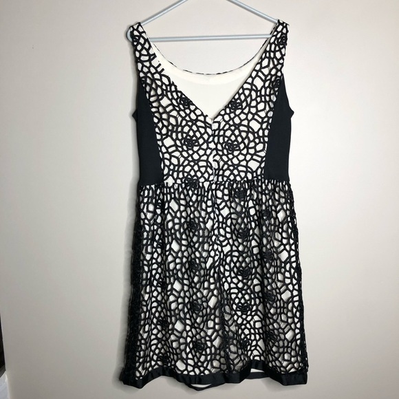 Issac Mizrahi Black Crocheted Dress with Off White Underlay SZ 14 - Picture 9 of 13